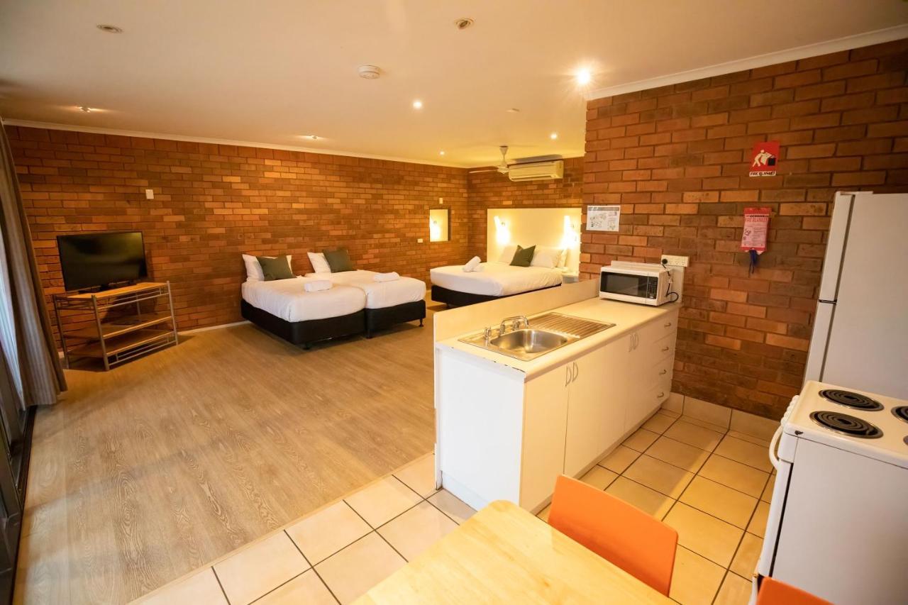 Contour Hotel Katherine Buitenkant foto